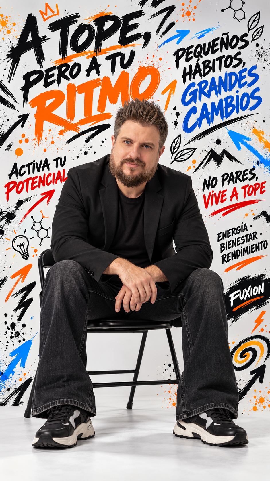 Jesús, creador de Vive A Tope, sentado ante un fondo urbano con sus lemas y trazos azules y naranjas.